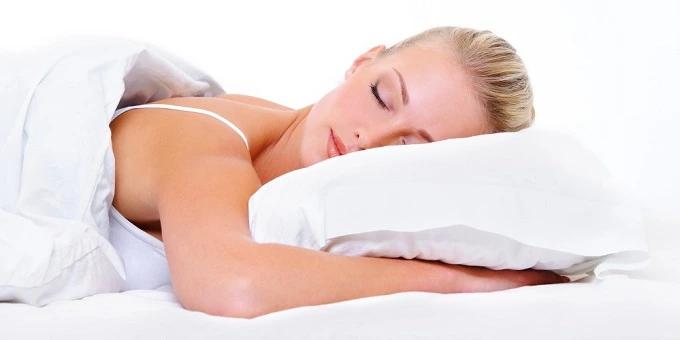 alvászavar - dekoratív nő szépet álmodik a memóriahabos matracon