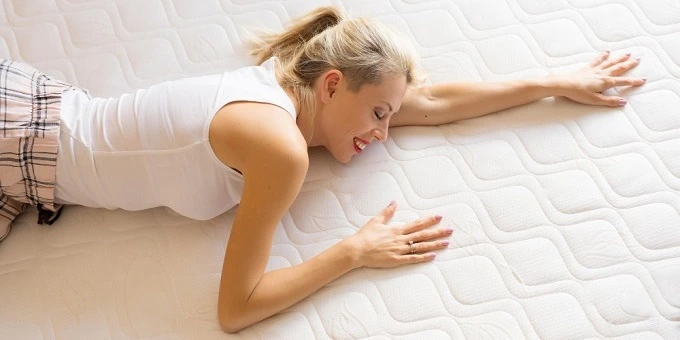 nő élvezi az új kényelmes matracát