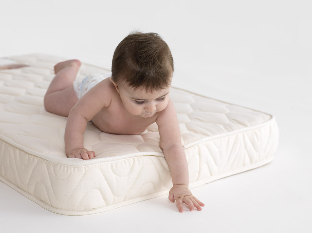 A Sleepy-Kids 8 cm magas hypoallergén kiságy matracunk ezüst szállal szőtt matrac huzata antiallergén és antibakteriális hatású.