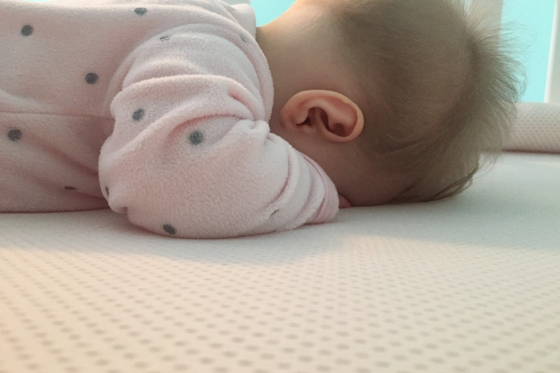 A Sleepy-Kids 8 cm magas hypoallergén kiságy matracunk szabad légutatkat biztosít alvás közben is.