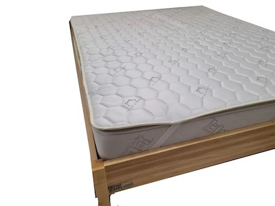 A matracvédő elasztikus pántjaival könnyen rögzíthető a matrachoz.